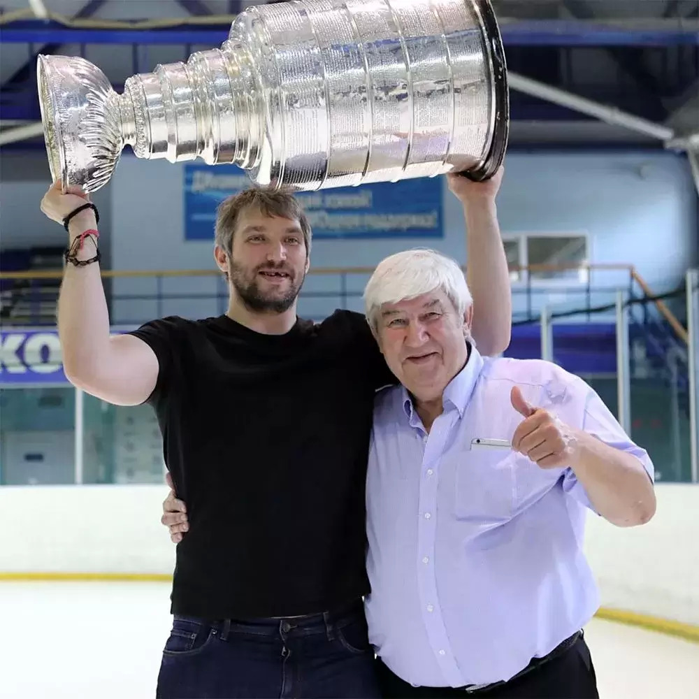 Играет в Играет в